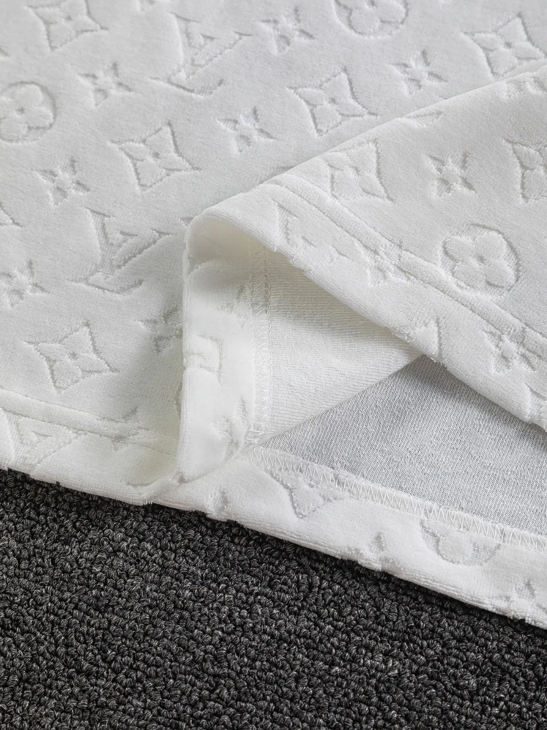 🅿️200 Louis Vuitton 1V slightly wide version S-Xl 25ss new product counter style will never fail, classic style, permanent boutique, timeless classic style, LV jacquard all-over printed terry towel with logo🪡 embroidery pattern, short-sleeved T-shirt, cotton blended terry jersey fabric, original development. This comes from the 2025 beachwear limited series, the full logo jacquard towel highlights the classic Obliaue flower, with S-shaped round neck and topstitching, unique style, decorated with oblique jacquard all over, ribbed round neck with V-shaped topstitching, customized accessories, and the whole body is customized and developed according to the Y board... Complete with three labels, it can control various styles, paying tribute to LV Louis Vuitton's historic year! Coupled with the blessing of full-flower cotton material, both the comfort of the upper body is unparalleled. It can be said to be a must-have companion in summer. The excellent breathability and comfortable wearing feeling are unparalleled ~ recommended! ! Same style for men and women! Color: Black White Size: S-XL Size chart: S: Shoulder width 55-Bust 56-Length 71.5 M: Shoulder width 56.5-Bust 58-Length 73 L: Shoulder width 58-Bust 60-Length 74.5 XL: Shoulder width 59.5-Bust 62-Length 76
